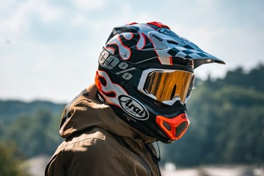 Arai MX-V EVO Flame: o capacete de motocross ganha uma nova decoração