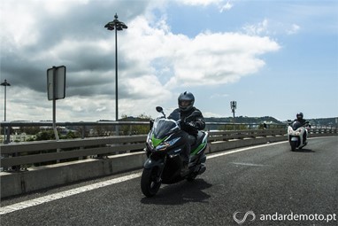 Kawasaki J300 e Honda Forza 300