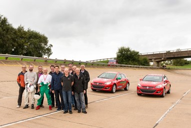 Foto de grupo de jornalistas e da equipa da Opel