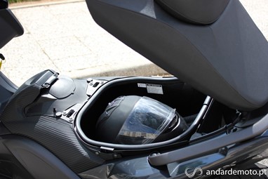 Na bagageira da Yamaha TMAX 530 cabe um capacete integral.