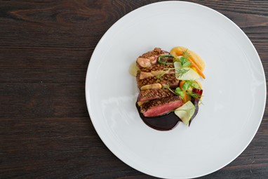 Magret de pato, foie gras, texturas de maçã e molho de Graham's Six Grapes