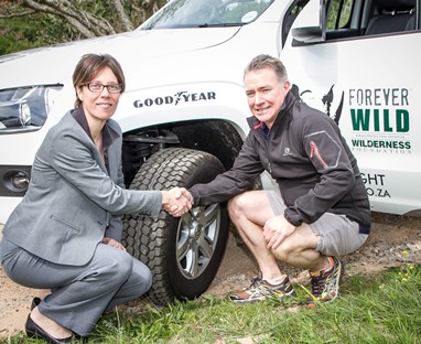 Matthew Norval (Diretor de Operações da Wilderness Foundation) e Tracy Maclear (Diretora de Marketing da Goodyear em África) com um dos veículos recentemente equipados com Goodyear Wranglers.