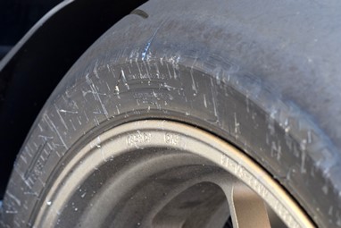 Cuidado: excesso de lubrificante na corrente pode salpicar o pneu!