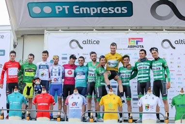 Pódio final com as camisolas oficiais da prova refrentes à 1.ª Etapa