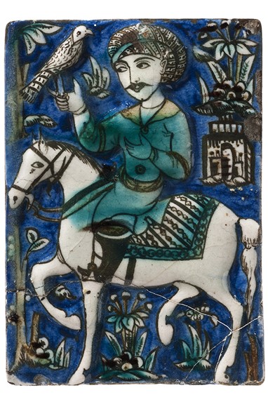 Placa Falcoeiro a cavalo Irão, Qajar, séc. XIX Cerâmica com decoração policroma sob vidrado transparente 22x14,4cm Casa-Museu Dr. Anastácio Gonçalves, Inv.º CMAG 496 © DGPC/ADF – José Paulo Ruas