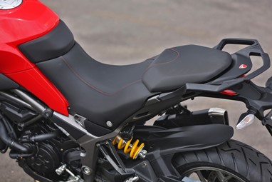 Banco largo e confortável permite longas viagens