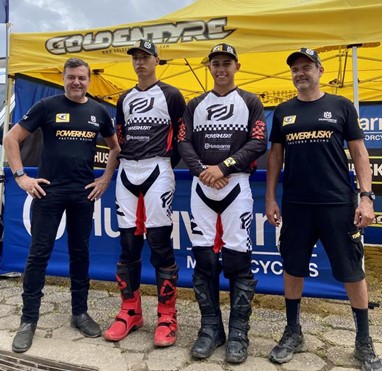 Novos pilotos entre os diretores da Husqvarna, Raul e Maurício Fernandes (dir.) (MSuzukiCom)
