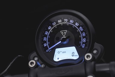 O mostrador único oferece velocímetros analógico e um pequeno computador de bordo (LCD)