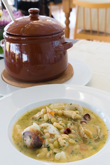 Guisado de bacalhau com amêijoas e feijão branco