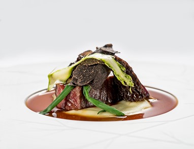 Marinhoa Velha Lombo de vaca grelhado, creme de batata, cogumelos morilles e molho de carne