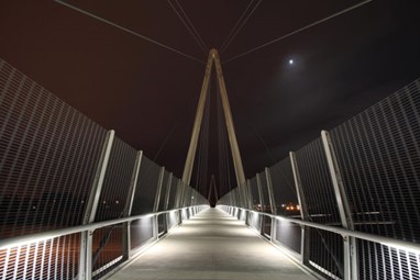 1- Ponte pedestre e ciclável Don Burnett em Cupertino, Califórnia, EUA