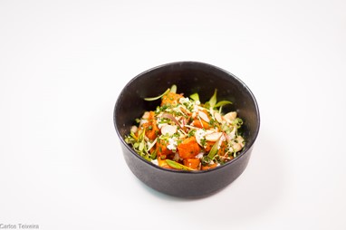 Salada de Abóbora assada com requeijão, amêndoa tostada e cebolinho