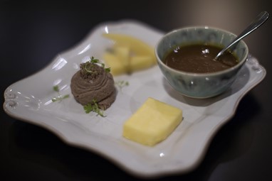 Paté_molho do assado_ manteiga rainha do pico_queijo de vaca