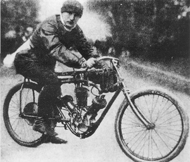 Alessandro Anzani na sua W3 em 1906
