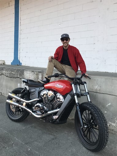 Dimitri Coste não esconde o orgulho na sua Indian Scout com kit Super Hooligan da Roland Sands