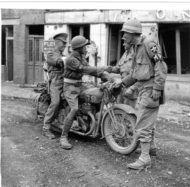 Elementos da Polícia Militar dos exércitos britânico e americano cumprimentam-se