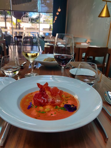 Gnochis com tomate, presunto e favas baby