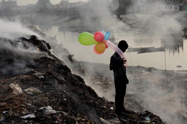 Menção honrosa Pessoas | «Life Along The Polluted River», Andrew Biraj | National Geographic Photo Contest 2013