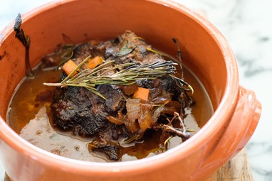 Brasado di Carne al Barolo, con Focacce