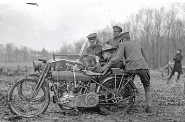 A H-D equipada com o side-car especialmente desenvolvido para o exèrcito por William Harley, com instalação de uma metralhadora pesada (1916)