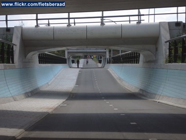 9 - Túnel para bicicletas por baixo das ruas movimentadas de Zwolle, Holanda