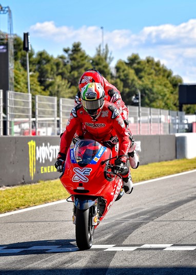 Franco Battaini não resiste a fazer uma égua no final da nossa volta na Ducati MotoX2!