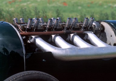 Opel Rennwagen - O Opel Rennwagen de 1914 tinha 12.300 cc, quatro válvulas por cilindro e debitava a elevadíssima potência de 260 cv, sendo capaz de levar o ‘Grünes Monster’ de 2000 kg de peso a atingir 228 km/h