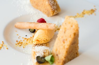 Bolo podre com neve de queijo fresco e gelado de abóbora, crocante de canela