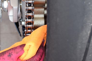 A limpeza final com pano limpo não deve remover o spray lubrificante na totalidade