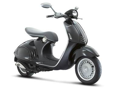 Vespa 946 Preta com Assento Cinzento