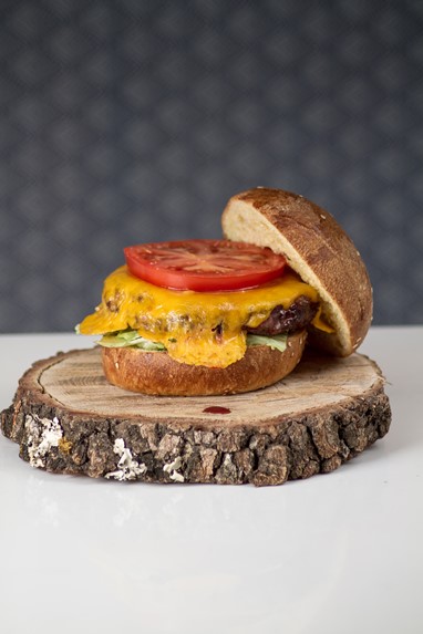 Questes - Burger de picanha, queijo cheddar e ketchup de framboesa 
