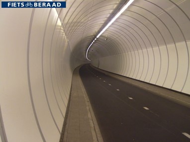 12 - O Segundo Heinenoordtunnel, túnel para ciclistas e peões que une as cidades de Heinenoord e Barendrecht por baixo do rio Oude Maas, Holanda