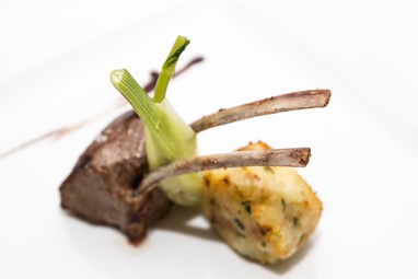 Carrê de borrego com rosti de batata e toucinho fumado com funcho baby grelhado