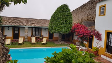 Pátio interior, com piscina e muralha do Castelo