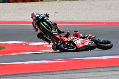 A kawasaki de Rea faz catapulta das costas de Davies e voa pelos ares