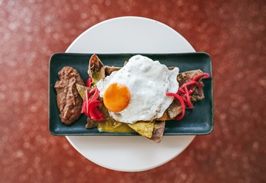 Chilaquiles - huevo_frijoles tortilla con salsa verd