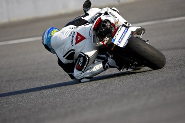 Cabeça baixa, corpo bem fora da moto