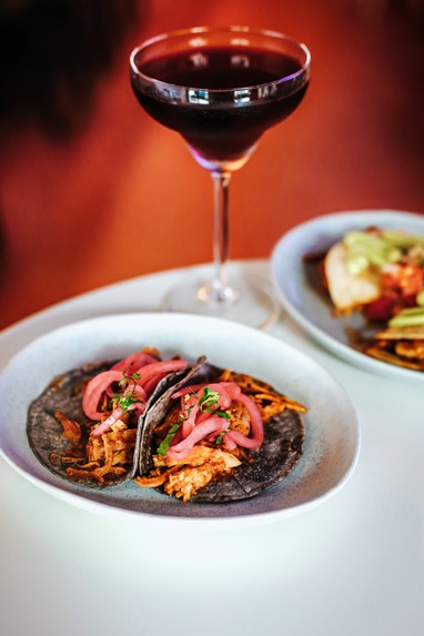 Tacos de cochinita pibil con tortilla de maiz azul