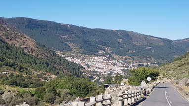 Subida com Manteigas ao fundo