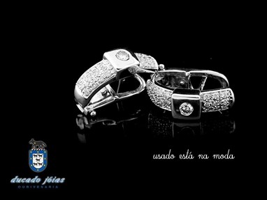 Brincos em ouro de 19,2K com brilhantes