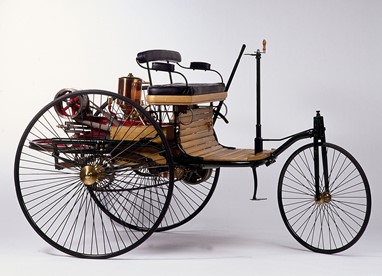 Veículo motorizado patenteado de Carl   Benz de 1886 (réplica). A 29 de Janeiro   de 1886, Carl Benz patenteou o seu   "veículo com motor a gasolina".