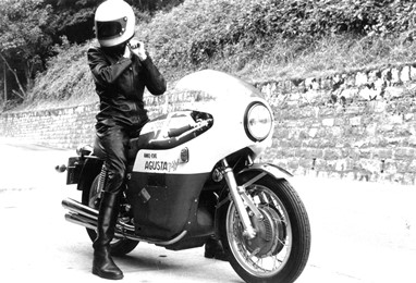 1972 - Na sua MV Agusta 750S com uma carenagem Agostini