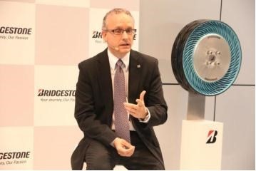 Laurent Dartoux, Senior Vice President Sales & Marketing da Bridgestone Europe na conferência de imprensa no Salão Automóvel de Paris