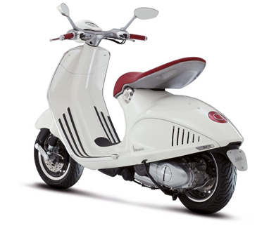 Vespa 946 Branca com Assento Vermelho