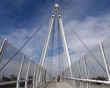 1- Ponte pedestre e ciclável Don Burnett em Cupertino, Califórnia, EUA