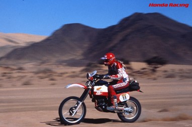 Cyril Neveu a "voar" na sua Honda XL 500R
