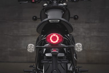 Farol, lanterna e piscas da Bonnevile Bobber Black usam iluminação de LED