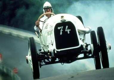 Grand Prix 1913 - Com cárter de alumínio e um único veio de excêntricos à cabeça, o motor de 4500 cc de cilindrada e 110 cv de potência do Opel Grand Prix de 1913 apresentava, em cada cilindro, duas válvulas de admissão e duas válvulas de escape