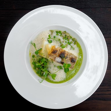 Lombo de bacalhau com favas, ervilhas e emulsão de limão