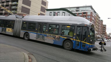 13 - "Prateleira" para transportar bicicletas na frente dos autocarros em Vancouver, Canadá